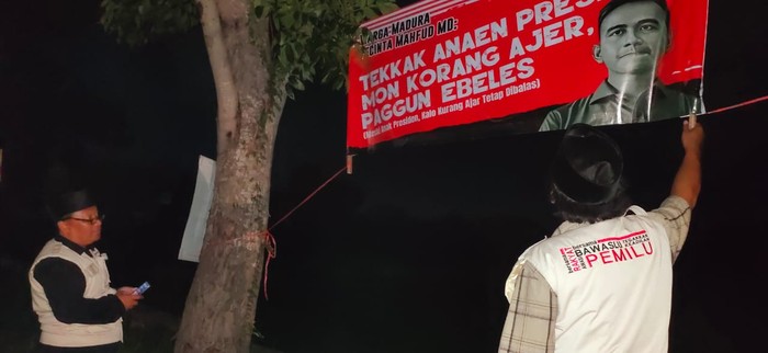 Spanduk kecam Gibran bertebaran di Bangkalan