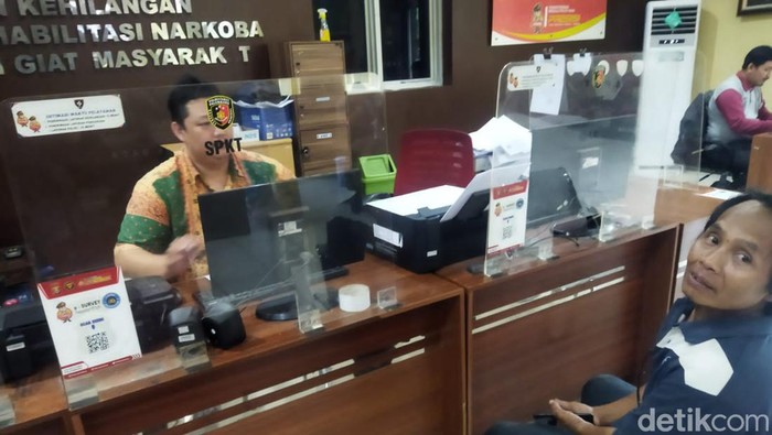 Syarifudin saat melaporkan kejadian pengeroyokan yang dialaminya di Polrestabes Palembang.