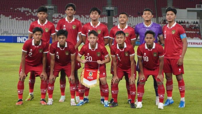 Pertandingan uji coba antara Indonesia U-20 vs Thailand U-20 berlangsung di Stadion Utama Gelora Bung Karno, Jumat (26/1/2024) malam WIB. Tim tuan rumah menyerah 1-2.