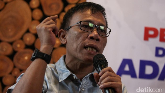 Timses 3 Capres Saling Sanggah soal Presiden Boleh Kampanye Timses 3 pasangan Capres-Cawapres hadir dalam diskusi dialektika di Jakarta. Mereka saling sanggah membahas pertarungan politik di tengah kampanye akbar.