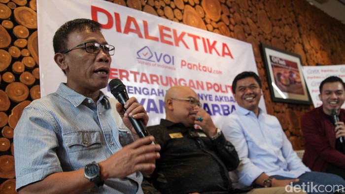 Timses 3 Capres Saling Sanggah soal Presiden Boleh Kampanye Timses 3 pasangan Capres-Cawapres hadir dalam diskusi dialektika di Jakarta. Mereka saling sanggah membahas pertarungan politik di tengah kampanye akbar.