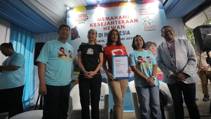 TKN menggelar vaksinasi dan sterilisasi hewan gratis. Kegiatan ini bertema “Si Gemoy Penyayang Hewan”.