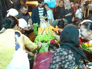 Umbul Mantram Digelar, Gunungan Hasil Bumi-Jajan Pasar Jadi Rebutan Warga