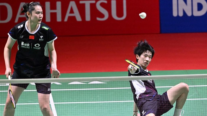 Chinas Zhang Shuxian (R) and Zheng Yu hit a return against Thailands Jongkolphan Kititharakul and Rawinda Prajongjai during their womens doubles semi-final match at the Indonesia Masters badminton tournament in Jakarta on January 27, 2024. (Photo by Adek BERRY / AFP)