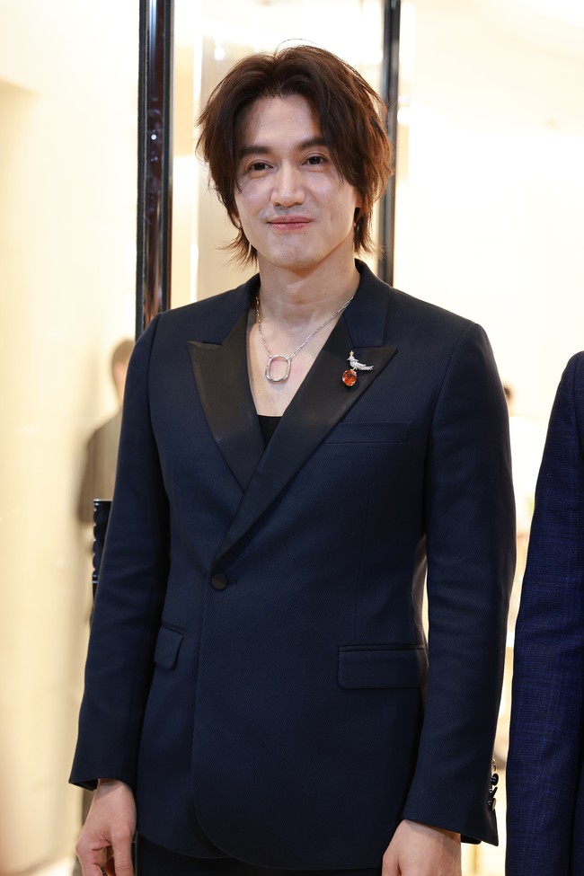 Untuk urusan rambut, ia tetap konsisten dengan hair-do bergaya shaggy yang telah menjadi ciri khasnya sejak muncul di layar kaca awal era 2000-an. Foto: VCG via Getty Images/VCG