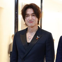 Untuk urusan rambut, ia tetap konsisten dengan hair-do bergaya shaggy yang telah menjadi ciri khasnya sejak muncul di layar kaca awal era 2000-an. Foto: VCG via Getty Images/VCG