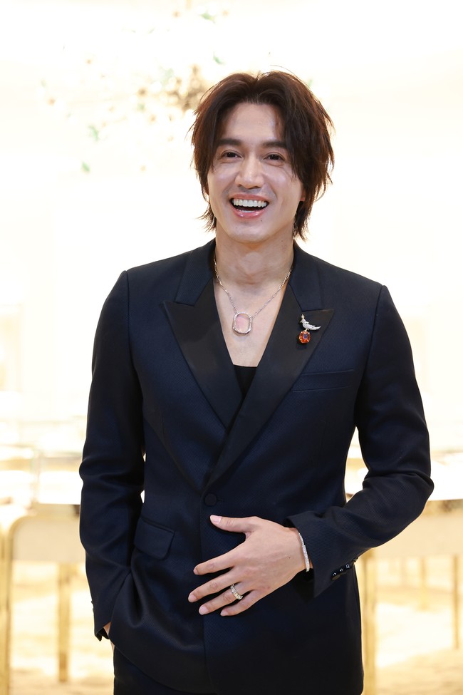 Aktor yang populer lewat drama ‘Meteor Garden’ ini tampak mengenakan setelan hitam dengan dalaman kaus senada yang dihiasi jajaran aksesori keluaran brand perhiasan mewah tersebut.  Foto: VCG via Getty Images/VCG