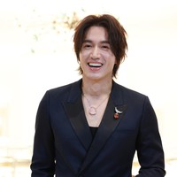 Aktor yang populer lewat drama ‘Meteor Garden’ ini tampak mengenakan setelan hitam dengan dalaman kaus senada yang dihiasi jajaran aksesori keluaran brand perhiasan mewah tersebut.  Foto: VCG via Getty Images/VCG