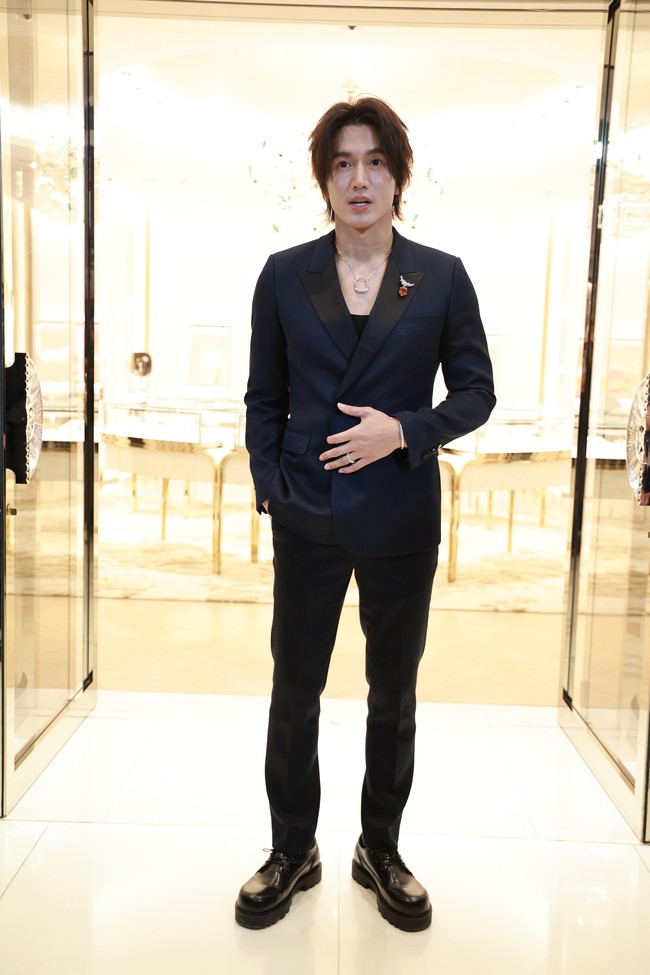 Para penggemar Jerry Yan heboh setelah melihat penampilan terbaru idolanya di acara Tiffany & Co. yang digelar di Hangzhou, China, pada Jumat (26/1/2024). Foto: VCG via Getty Images/VCG