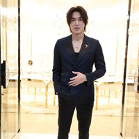 Para penggemar Jerry Yan heboh setelah melihat penampilan terbaru idolanya di acara Tiffany & Co. yang digelar di Hangzhou, China, pada Jumat (26/1/2024). Foto: VCG via Getty Images/VCG