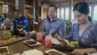 Petualangan kulinernya juga sampai ke Pati. AHY dan sang istri mampir ke Warung Pati untuk mencoba nasi batu yang disajikan di atas cobek.  Foto: Instagram agusyudhoyono