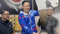 Tak hanya makan di Banda Aceh, AHY coba jadi barista nih! Ia meracik kopi dengan alat saring tradisional. Foto: Instagram agusyudhoyono