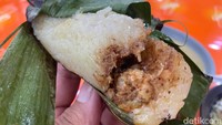 Pengkang sejenis lemper yang bentuknya segitiga dibungkus daun pisang, lalu dibakar. Namun, isiannya bukan abon atau ayam, melainkan ebi dan kelapa parut. Harganya Rp 5.000 saja per buah. Foto: detikFood/Yenny Mustika Sari