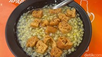 Lek Tau Suan terbuat dari kacang hijau kupas kulit yang dimasak bersama kuah kental bening dari racikan tepung tapioka.Sensasi lengket yang membuat kudapan ini terasa unik. Ditambah dengan beberapa potong cakwe yang digoreng renyah. Foto: detikFood/Yenny Mustika Sari