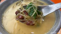 Selain mie sagu yang kenyal itu, Ahaw juga menambahkan kacang merah. Che Hun Tiau ini harus dinikmati dengan tambahan es batu agar rasanya semakin segar nikmat, jangan lupa gula merah cairnya yang legit. Foto: detikFood/Yenny Mustika Sari