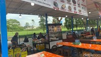 Kedai sederhana bernama Ahaw di Pasar Paramount Gading Serpong ini ada yang menawarkan jajanan khas Pontianak. Jam buka Ahaw mulai dari sore hari hingga tengah malam. Karena, area warung tenda baru dibuka untuk berjualan mulai pukul 16.00 WIB. Foto: detikFood/Yenny Mustika Sari