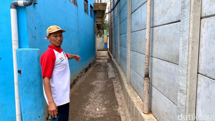 Akses jalan ditutup, warga Bandung terisolasi dan terobos pagar PLN.