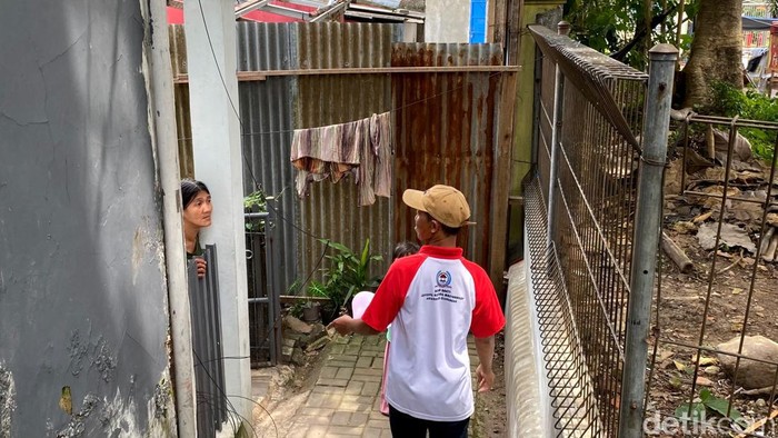 Akses jalan ditutup, warga Bandung terisolasi dan terobos pagar PLN.