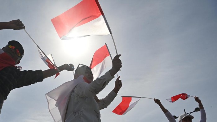 Dua suporter membawa bendera Indonesia dan Australia menjelang pertandingan Timnas Indonesia melawan Timnas Australia pada babak 16 besar Piala Asia 2023 di Stadion Jassim Bin Hamad, Doha, Qatar, Minggu (28/1/2024). ANTARA FOTO/Yusran Uccang/nym.