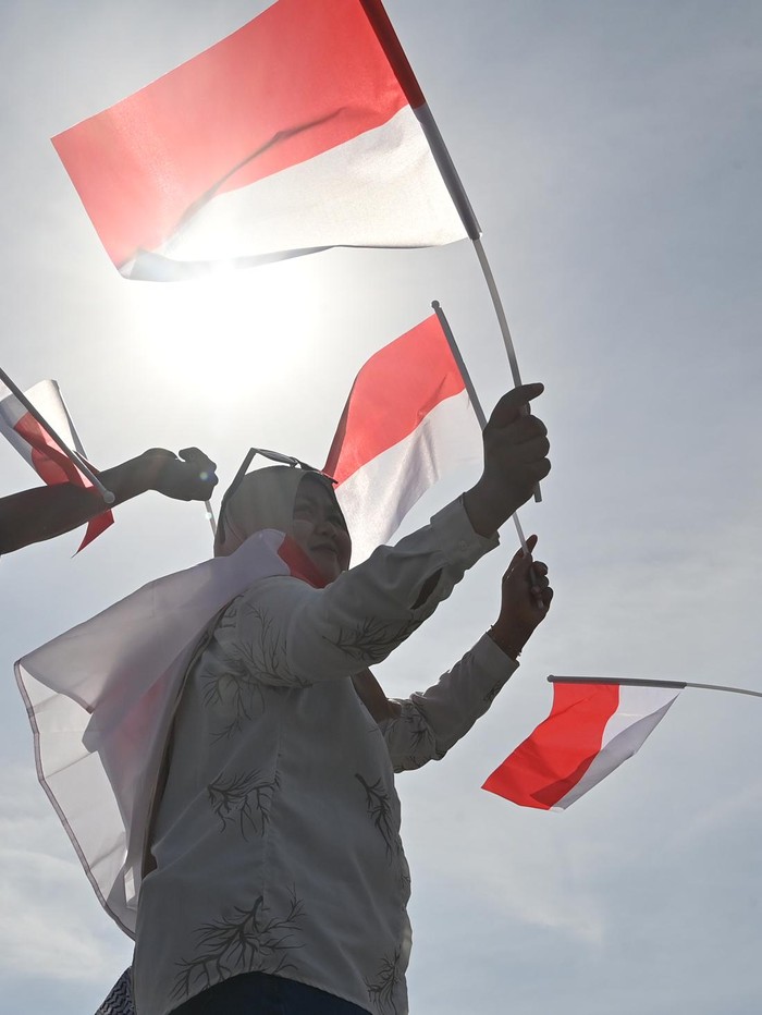 Dua suporter membawa bendera Indonesia dan Australia menjelang pertandingan Timnas Indonesia melawan Timnas Australia pada babak 16 besar Piala Asia 2023 di Stadion Jassim Bin Hamad, Doha, Qatar, Minggu (28/1/2024). ANTARA FOTO/Yusran Uccang/nym.