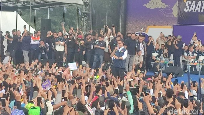 Anies Baswedan saat melakukan kampanye di Bandung pada Minggu (28/1/2024).