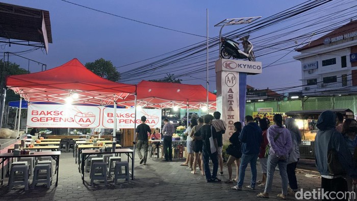Antrean pembeli Bakso Gepeng AA di Jalan Teuku Umar Barat, Denpasar, Bali, yang sempat viral di media sosial. (Foto: Siti Muamala/detikBali)