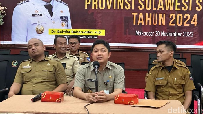 Kepala Dinas Tenaga Kerja dan Transmigrasi (Disnakertrans) Sulsel Ardiles Saggaf (tengah).