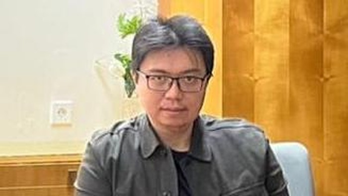 Menteri Perdagangan Zulkifli Hasan meninjau produk keramik dan tableware ilegal saat Ekspose Barang Hasil Pengawasan di Surabaya, Jawa Timur, Kamis (20/6/2024). Kemendag akan memusnahkan sebanyak 4.565.598 biji produk keramik dan tableware senilai Rp79.897.965.000 asal China karena tidak memiliki Sertifikat Produk Penggunaan Tanda (SPPT) dan Nomor Pendaftaran Barang (NPB) SNI. ANTARA FOTO/Rizal Hanafi/rwa.