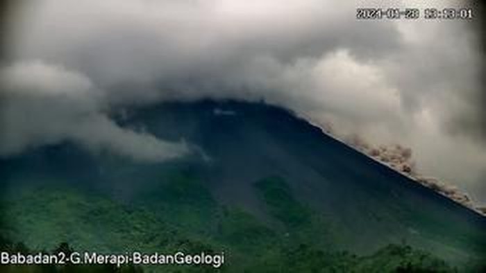 Awan panas guguran di Gunung Merapi pukul 13.11 WIB, Minggu (28/1/2024).