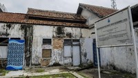 Cagar budaya bekas rumah Multatuli atau rumah Eduard Douwes Dekker yang menjadi Asisten Residen pada masa Kolonial Belanda yang dibangun pada abad 19 tersebut kondisinya terbengkalai dan tidak terawat.