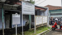 Warga melintas di sekitar cagar budaya bekas rumah Multatuli di Rangkasbitung, Lebak, Banten, Minggu (28/1/2024).