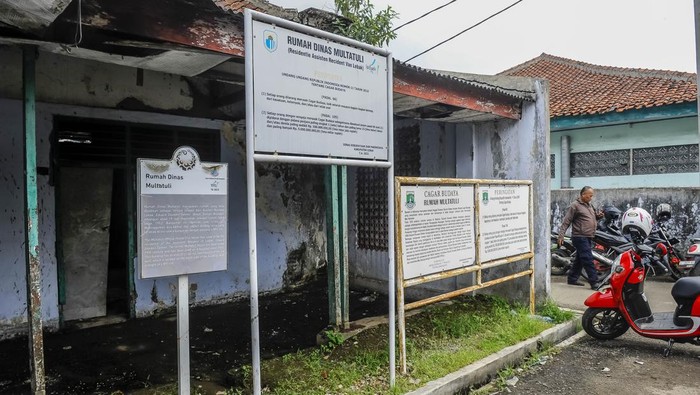 Cagar budaya rumah Multatuli terbengkalai Kondisi cagar budaya bekas rumah Multatuli yang terbengkalai di Rangkasbitung, Lebak, Banten, Minggu (28/1/2024). Cagar budaya bekas rumah Multatuli atau rumah Eduard Douwes Dekker yang menjadi Asisten Residen pada masa Kolonial Belanda yang dibangun pada abad 19 tersebut kondisinya terbengkalai dan tidak terawat. ANTARA FOTO/Muhammad Bagus Khoirunas/aww.
