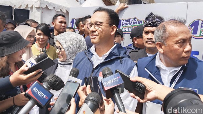 Capres nomor urut 01 Anies Baswedan melakukan kampanye di Bandung, Minggu (28/1/2024).