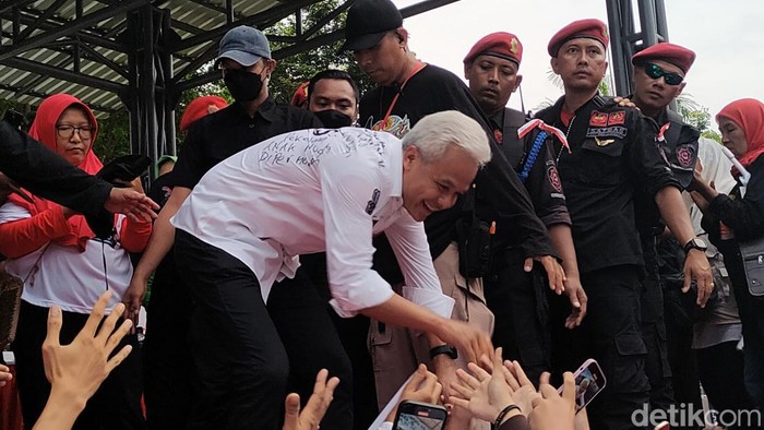 Capres nomor urut 3 Ganjar Pranowo saat menyapa pendukungnya di Alun-alun Wates, Kulon Progo, Minggu (28/1/2024).