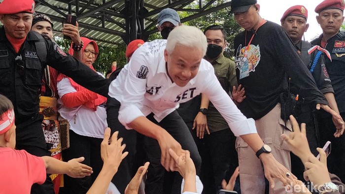 Capres nomor urut 3 Ganjar Pranowo saat menyapa pendukungnya di Alun-alun Wates, Kulon Progo, Minggu (28/1/2024).