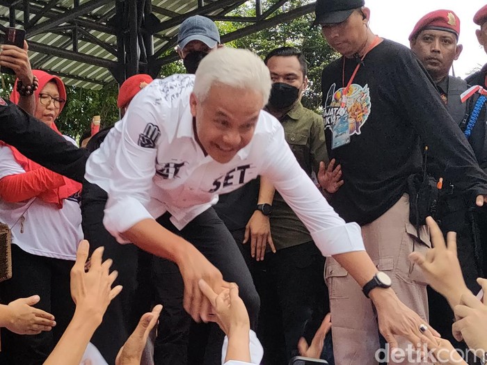 Capres nomor urut 3 Ganjar Pranowo saat menyapa pendukungnya di Alun-alun Wates, Kulon Progo, Minggu (28/1/2024).