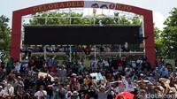 Massa pekerja juga memenuhi Stadion GOR Delta Sidoarjo
