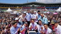 Gibran bersama Tim TKD foto dengan latar belakang massa pekerja yang menghadiri HUT SPSI Jatim dan Gasper di GOR Delta Sidoarjo.