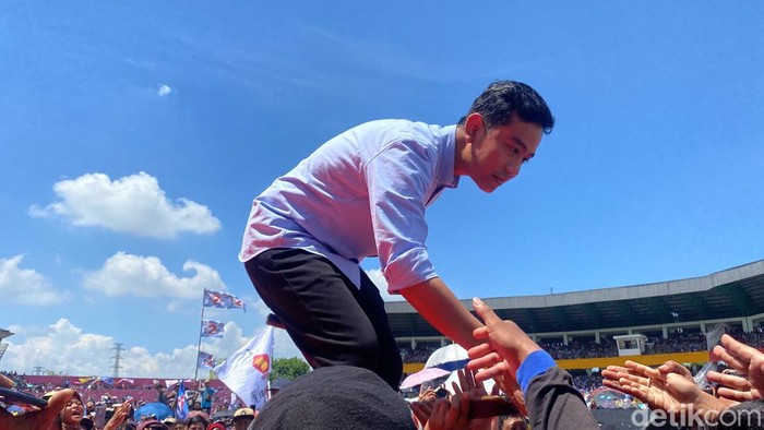 Cawapres 02 Gibran Rakabuming Raka saat menghadiri HUT SPSI dan Gesper di Sidoarjo.