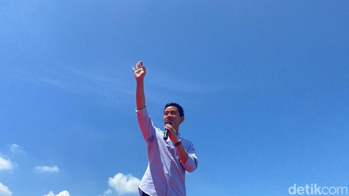 Cawapres 02 Gibran saat menyapa pekerja dalam HUT SPSI dan Gesper di Sidoarjo.