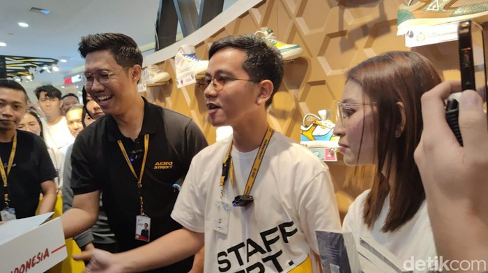Cawapres nomor urut 2, Gibran Rakabuming Raka kunjungi pameran sepatu lokal di Solo Paragon Mall, Minggu (28/1/2024).