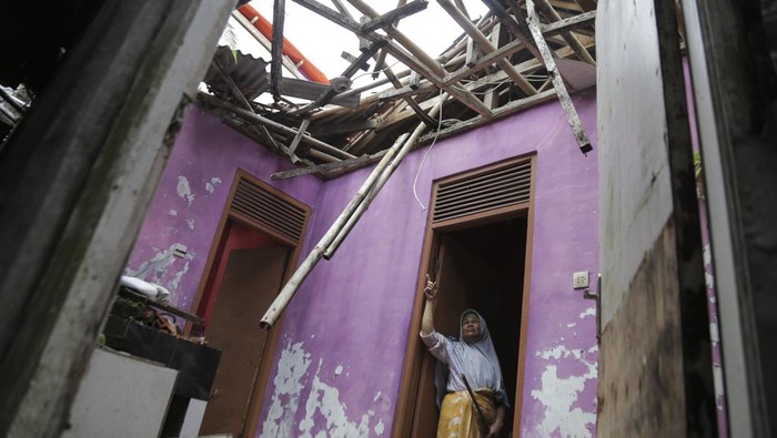 Warga mengumpulkan sejumlah barang yang masih bisa diselamatkan di Cibereum, Kota Sukabumi, Jawa Barat, Minggu (28/1/2024). BPBD Kota Sukabumi mencatat sebanyak 31 rumah warga rusak akibat puting beliung yang terjadi pada Sabtu (27/1). ANTARA FOTO/Henry Purba/agr/nym.