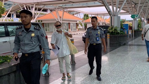 Pengemis asal Amerika Serikat dideportasi dari Bali, Sabtu (27/1/2024). (Dok. Kanwil Kemenkumham Bali)