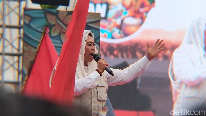 Dewan Penasihat Tim Pemenangan Nasional (TPN) Yenny Wahid berorasi saat kampanye di Wates, Kulon Progo, Minggu (28/1/2024).