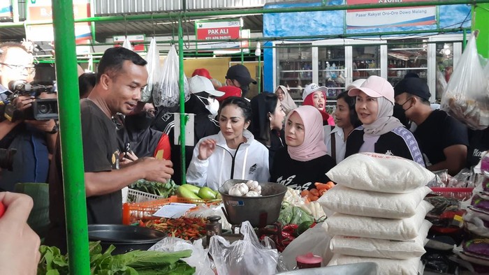 Didampingi Krisdayanti, Atikoh Kunjungi Pasar Oro-oro Hingga CFD Malang