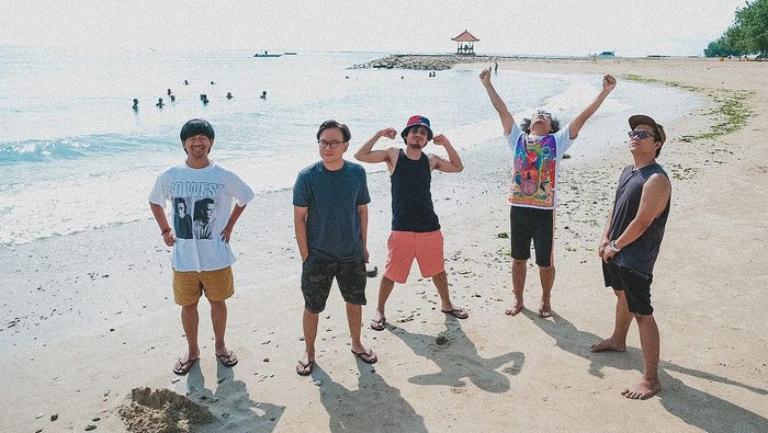 dMasiv mengunggah momen saat mengisi waktu luang penggarapan album di Pantai Sanur, Bali. (Instagram rianekkypradipta)