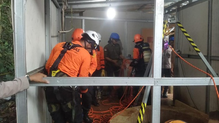 Evakuasi santri di Serang tewas jatuh ke dalam sumur