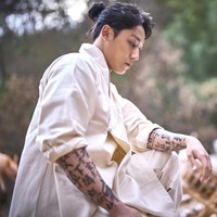 Secara khusus, penggemar Lee Do Hyun menyorot transformasinya dengan badan penuh tato bertuliskan huruf Mandarin. Perannya sebagai dukun, melepas imej ‘soft boy’ yang melekat pada dirinya selama ini.  Foto: dok. Showbox