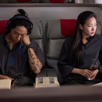 Seperti yang terlihat dalam foto yang dirilis tim produksi Exhuma, keduanya tampak serasi mengenakan busana serba hitam. Mereka melakukan perjalanan dari Los Angeles ke Seoul untuk memecahkan kasus keluarga yang dihantui leluhurnya. Foto: dok. Showbox