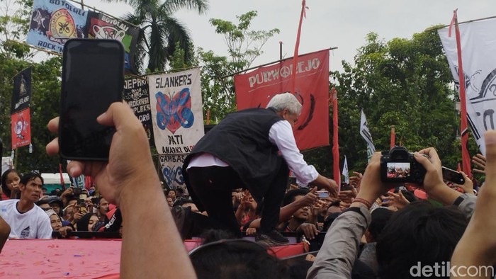 Ganjar meminta maaf karena tidak membawa penerjemah ke simpatisan tunarungu yang turut hadir di kampanyenya di Alun-alun Wates, Yogyakarta (Brigitta Belia/detikcom)